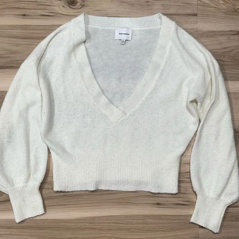 Skylar + Madison Ivory Soft Fuzzy V Neck Sweater Women’s Small